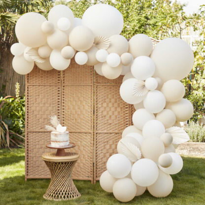 arco-palloncini-bianchi-avorio-con-foglie-esotiche-bianche