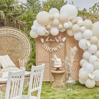 arco-palloncini-bianchi-avorio-con-foglie-esotiche-bianche