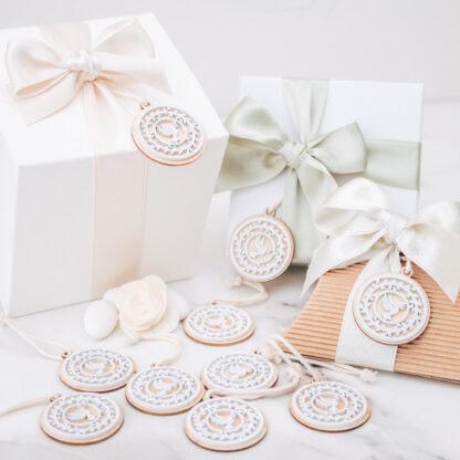 Tag-Colomba-in-Legno-con-Fregi