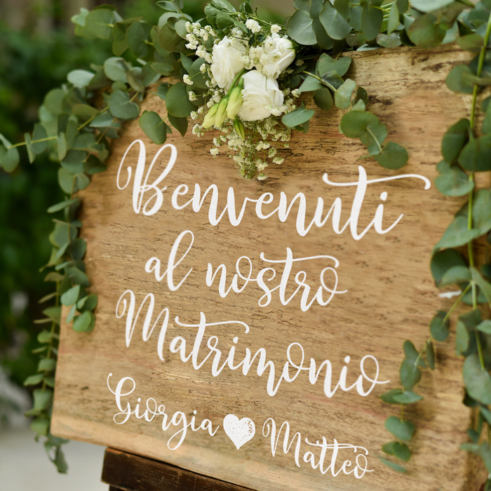 cartelli-benvenuto-matrimonio-legno-leggio