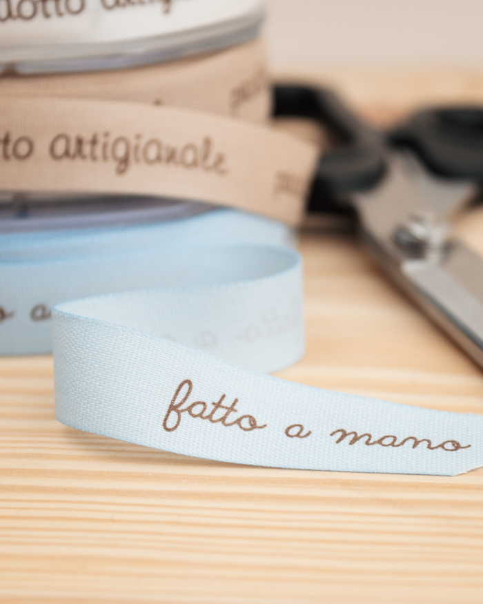 White Cotton Cards Biglietto Auguri Fatto A Mano – "Happy Birthday To A Lovely Gran" Con Soffione – 16x16 Cm – Lingua Inglese
