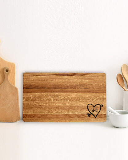 tagliere-iniziali-regalo-personalizzato-coppia-cuore2