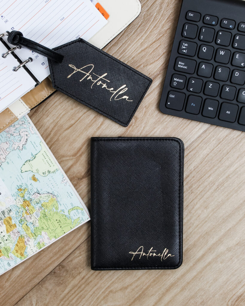 Set 2 Custodie Passaporto In Pelle PU + Etichette Valigie - Blu E Rosa - Foto 9