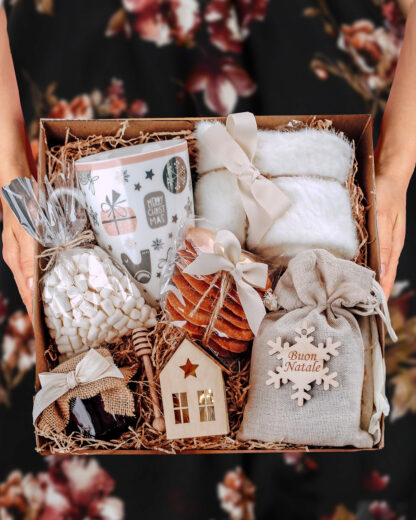 gift-box-natalizia-inverno-nordica-casetta-calzini-miele
