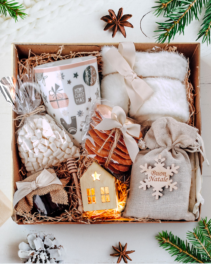 Gift Box Natale Hygge con Tazza, Biscotti, Calzini - Idea Regalo