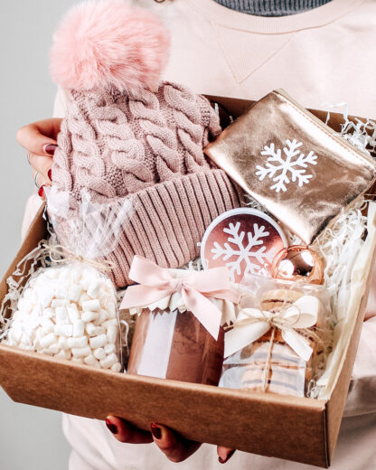 gift-box-ragazzina-magia-inverno-rosa