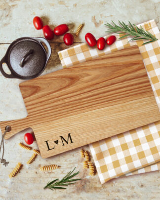 tagliere-coppia--iniziali.anniversario-amore-regalo-personalizzato-lui-lei-fidanzamento