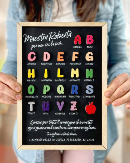 Quadro in Legno a Lavagna Personalizzato con Lettere dell'Alfabeto e Dedica "Maestra per Noi Sei la Più..."  - Idea Regalo per Maestra, Fine Anno Scolastico