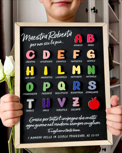 Quadro in Legno a Lavagna Personalizzato con Lettere dell'Alfabeto e Dedica "Maestra per Noi Sei la Più..."  - Idea Regalo per Maestra, Fine Anno Scolastico - immagine 2
