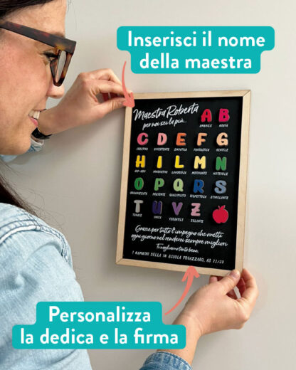 Quadro in Legno a Lavagna Personalizzato con Lettere dell'Alfabeto e Dedica "Maestra per Noi Sei la Più..."  - Idea Regalo per Maestra, Fine Anno Scolastico - immagine 3