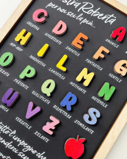 Quadro in Legno a Lavagna Personalizzato con Lettere dell'Alfabeto e Dedica "Maestra per Noi Sei la Più..."  - Idea Regalo per Maestra, Fine Anno Scolastico - immagine 5
