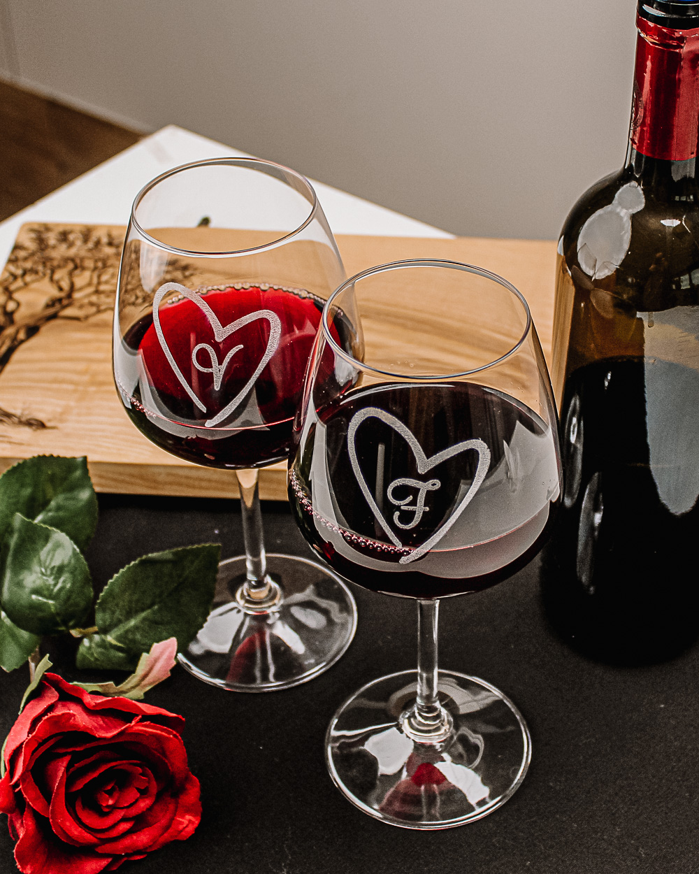 Coppia di Calici da Vino Personalizzati con Cuori e Iniziali - Idea Regalo  Romantica per San Valentino
