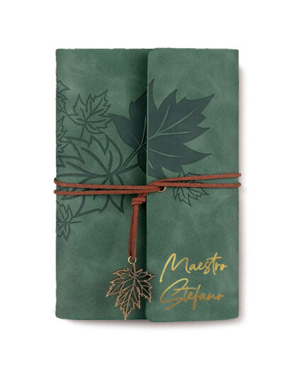 Quaderno Agenda ad Anelli in Eco Pelle Verde con Foglie d'Acero, Legaccio e Charm in Stile Vintage Personalizzato con Nome - Idea Regalo Maestra, Maestro, Fine Anno Scolastico - immagine 5