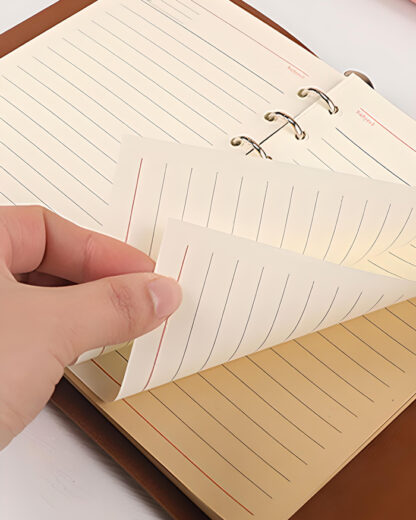 Quaderno Agenda ad Anelli in Eco Pelle Verde con Foglie d'Acero, Legaccio e Charm in Stile Vintage Personalizzato con Nome - Idea Regalo Maestra, Maestro, Fine Anno Scolastico - immagine 4