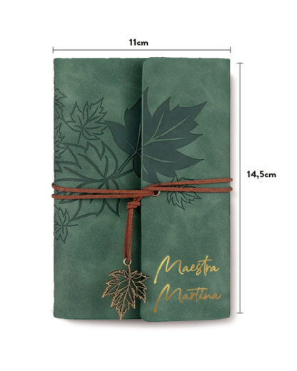Quaderno Agenda ad Anelli in Eco Pelle Verde con Foglie d'Acero, Legaccio e Charm in Stile Vintage Personalizzato con Nome - Idea Regalo Maestra, Maestro, Fine Anno Scolastico - immagine 3