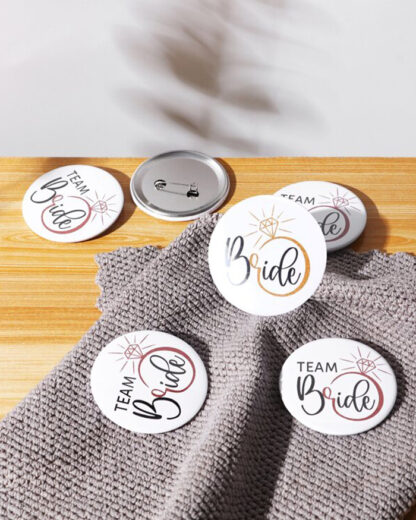 Set 6 Spille con Scritte Eleganti “Team Bride” e “Bride” con Anello - Accessori per Addio al Nubilato - immagine 3
