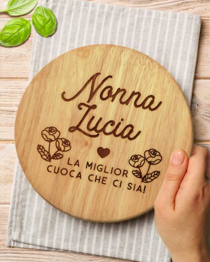 Tagliere Circolare in Legno "Nonna la Miglior Cuoca che Ci Sia" Personalizzato con Nome, Dedica e Fiori - Idea Regalo per la Nonna, Festa dei Nonni