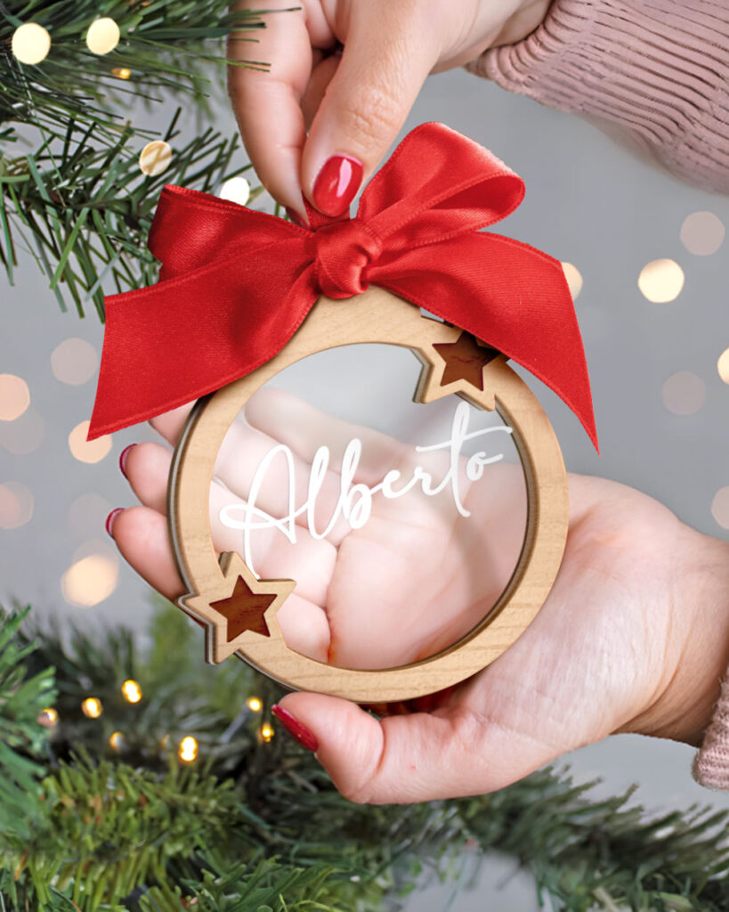 Pallina Di Natale In Legno Personalizzata Per Maestra – Con Nome Inciso, Fiocco E Scatola Regalo – Legno Betulla 4mm