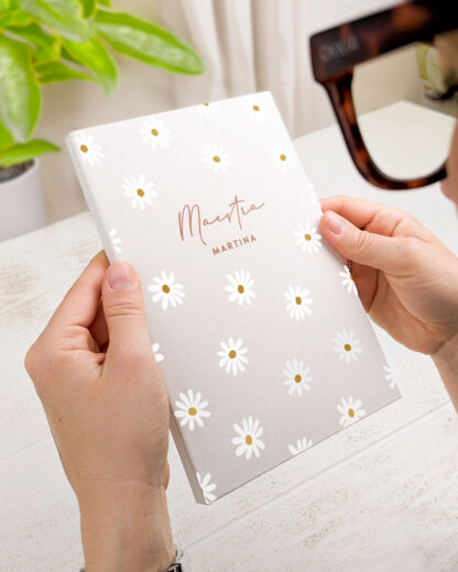 Quaderno Agenda Notebook Personalizzabile con Nome Maestra e Margherite – Idea Regalo per Maestre, Fine Anno Scolastico