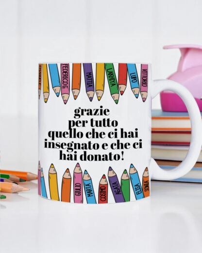 Tazza Personalizzata con Matite Colorate e Nomi dei Bambini - Idea Regalo Maestra - immagine 2