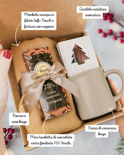 Gift Box "Caldo Natale" con Sciarpa, Tazza, Candela e Cioccolata, Personalizzabile con Tag e Nome Scritto a Mano - Idea Regalo Natale per Lei - immagine 2