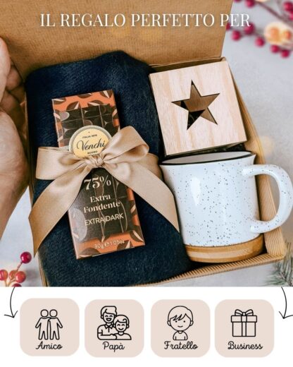 Gift Box "Sogno di Natale" con Sciarpa, Tazza, Candela e Cioccolata, Personalizzabile con Tag e Nome Scritto a Mano - Idea Regalo Natale per Lui - immagine 4