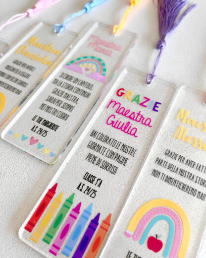 Segnalibro in Plexiglass Trasparente Per Regalo Maestre con Arcobaleno e Mela - Grazie Maestra - immagine 2