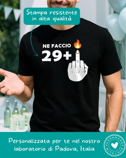 T-shirt Maglietta da Uomo Personalizzata con Età, Dito Medio e Fiamma – Idea Regalo Divertente Compleanno Importante Lui - immagine 3