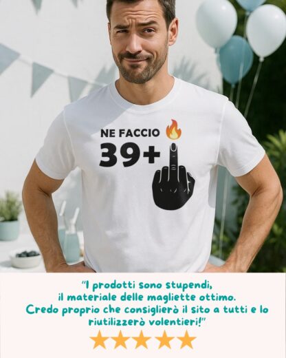 T-shirt Maglietta da Uomo Personalizzata con Età, Dito Medio e Fiamma – Idea Regalo Divertente Compleanno Importante Lui - immagine 4