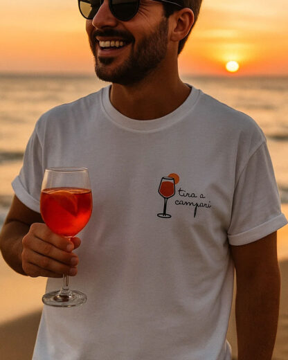 T-Shirt Maglietta Personalizzata con Scritta Divertente "Tiro a Campari" – Idea Regalo Compleanno Lui, Amico - immagine 6