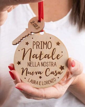 Pallina di Natale "Primo Natale nella Nostra Nuova Casa" in Legno Personalizzata con Nomi, Dedica e Anno - Idea Decorazione per Natale
