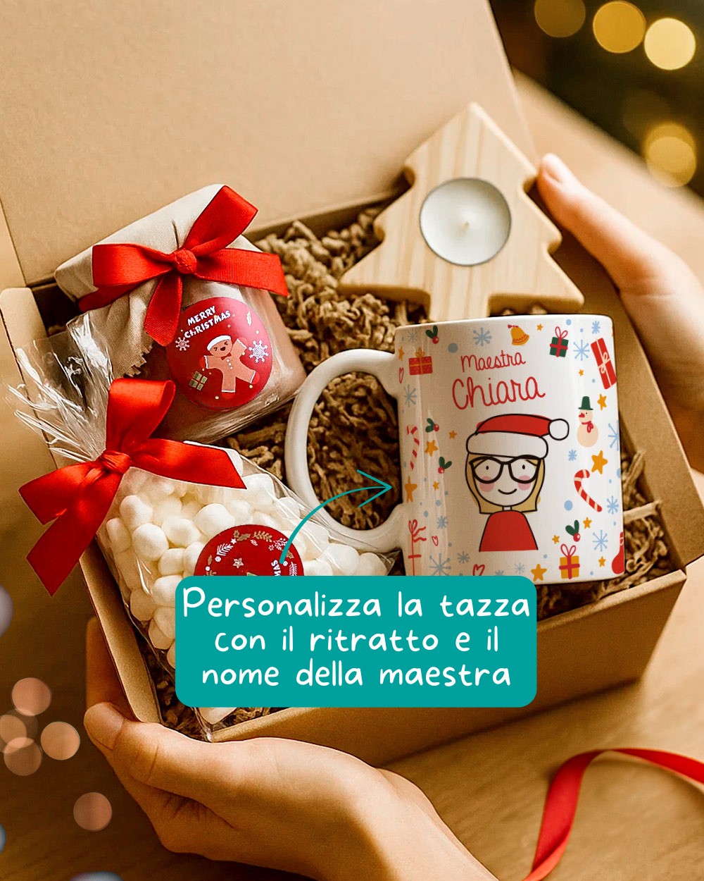 La vera protagonista della Gift Box per maestra è la tazza personalizzata. Puoi scegliere di far stampare il nome della maestra e, se vuoi rendere il regalo ancora più unico, aggiungere anche un ritratto illustrato in stile cartoon, creato appositamente per lei. Ogni tazza è stampata in alta definizione, resistente ai lavaggi e pensata per durare nel tempo. Un piccolo oggetto quotidiano che diventa un ricordo speciale: perfetto per le sue colazioni, le pause in classe o i momenti di relax a casa. gift-box-cesta-natalizia-personalizzata-per-maestra (2)