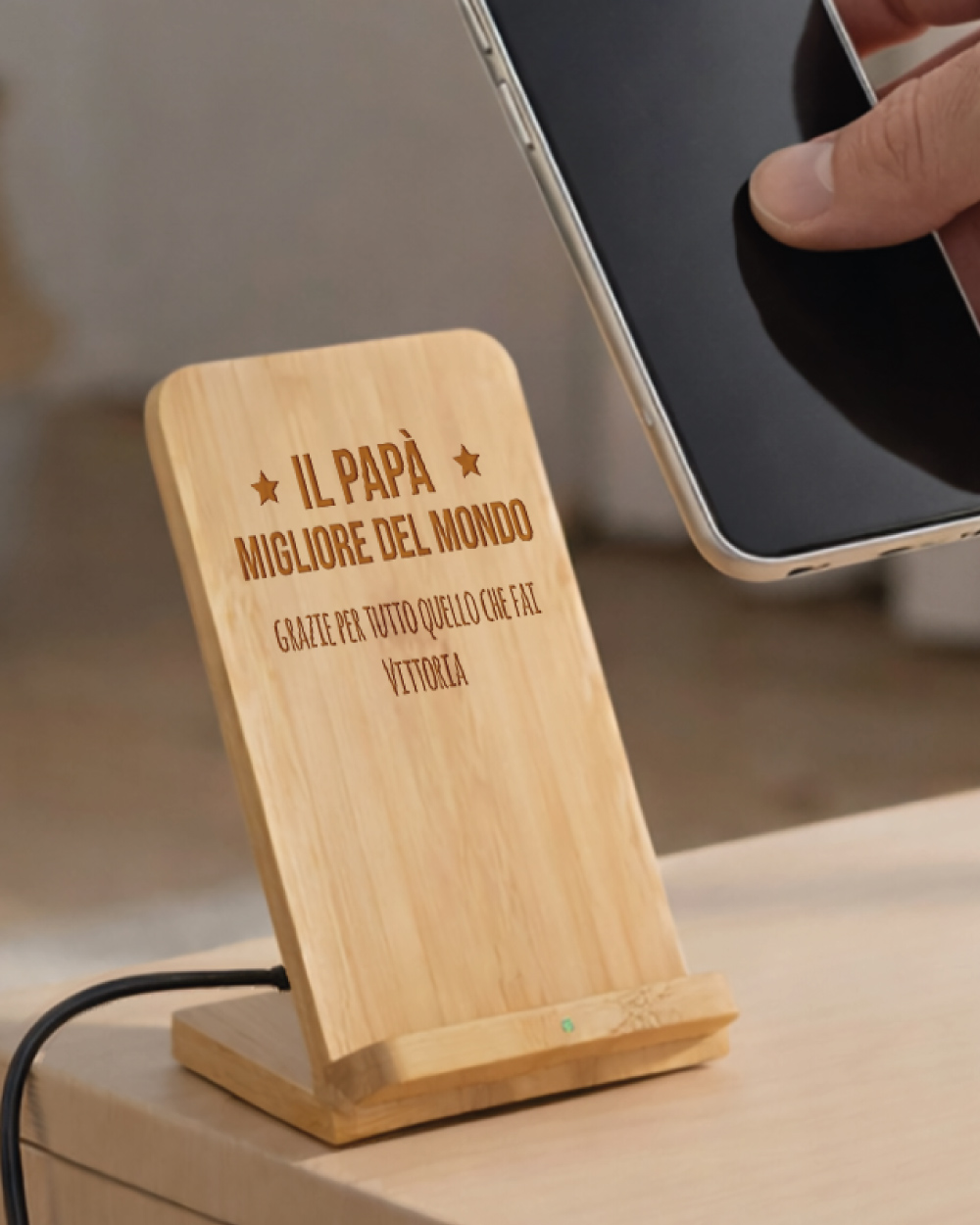 Caricabatterie wireless personalizzato in bambù - Il Papà Migliore del Mondo - vista frontale con incisione