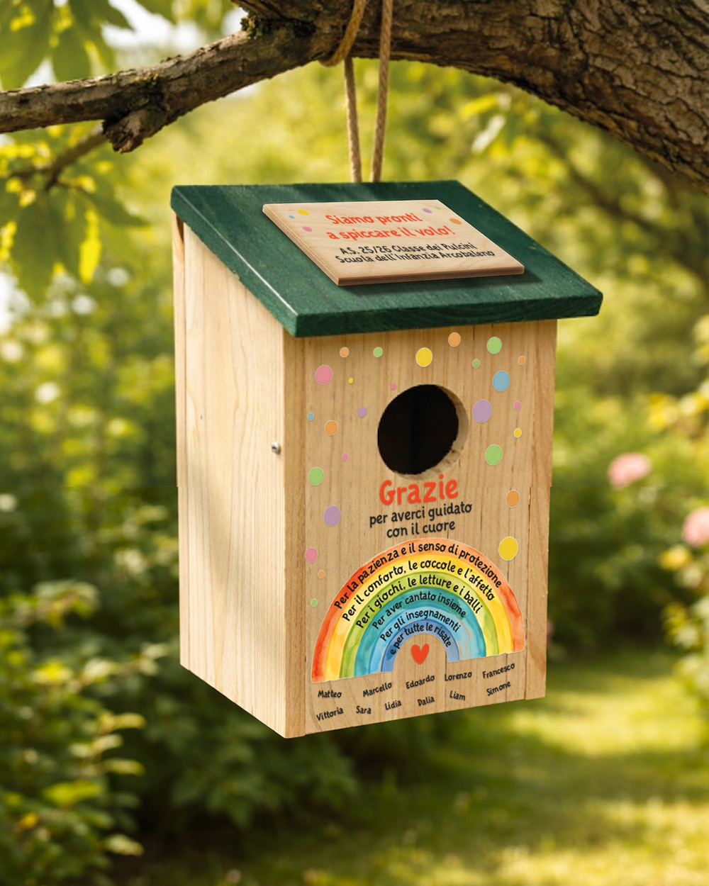 Casetta per uccelli personalizzata appesa all'albero con arcobaleno e nomi bambini regalo maestra
