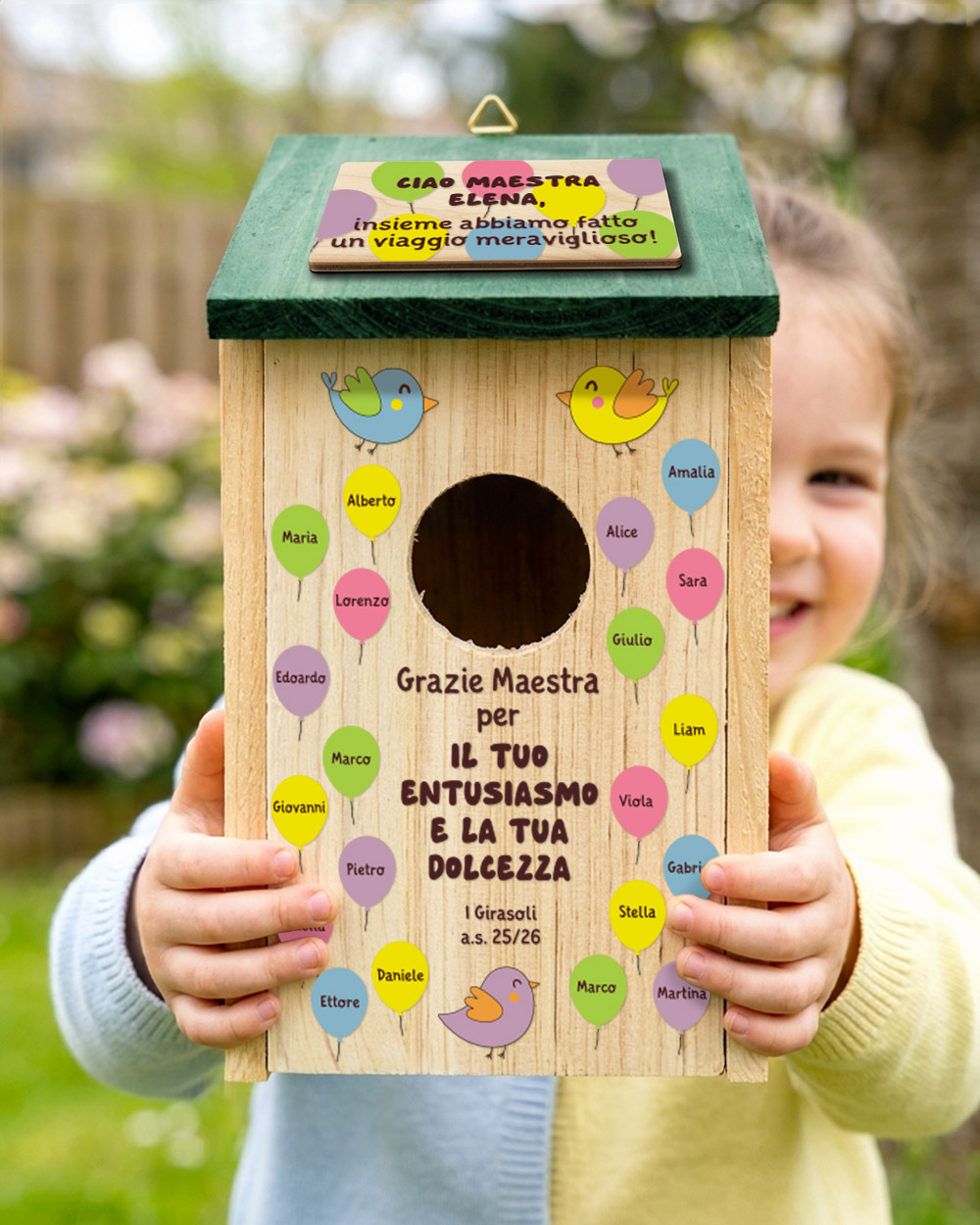 dettaglio personalizzazione casetta uccelli palloncini con nomi bambini regalo maestra asilo