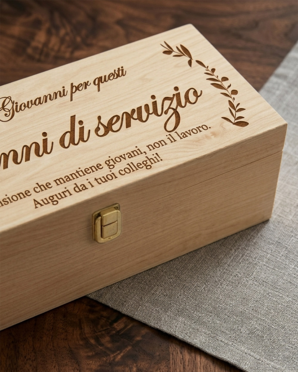 Cassettina porta vino in legno personalizzata con incisione laser – idea regalo pensione