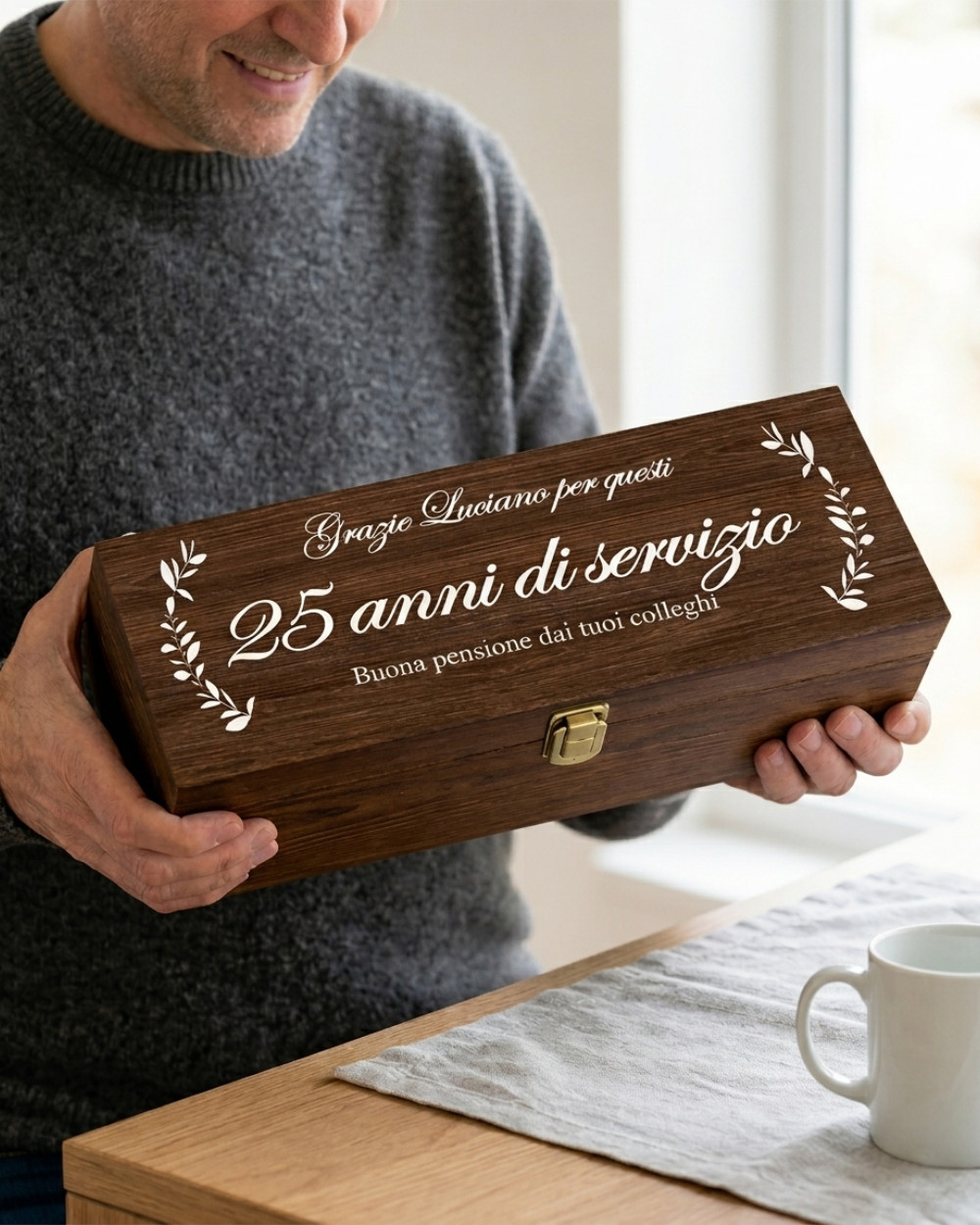 Cassettina porta vino legno scuro stampa bianca personalizzata – regalo per la pensione