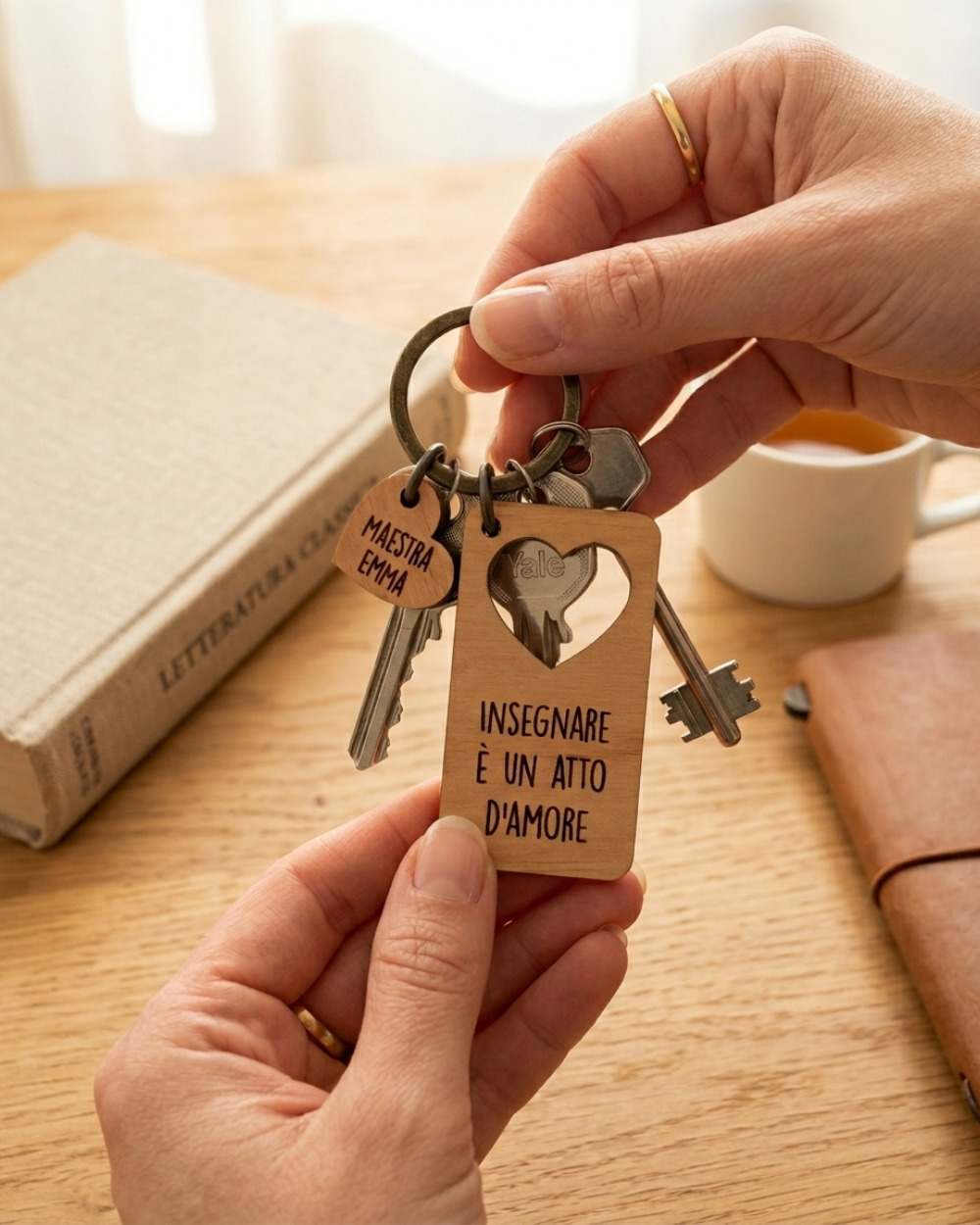 portachiavi legno personalizzato con confezione regalo per la maestra