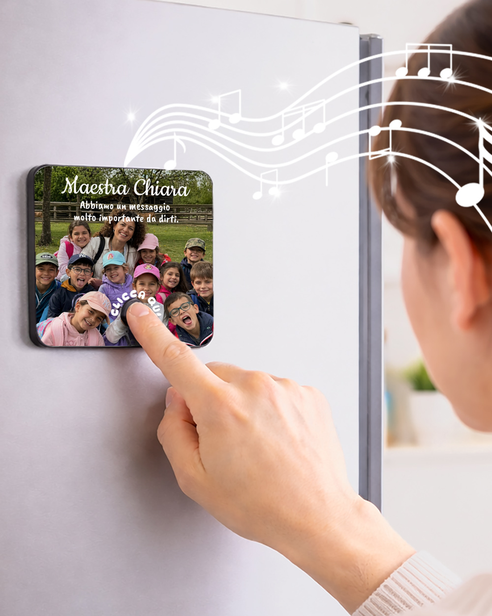 Calamita musicale maestra con foto intera - dettaglio tasto audio e nome maestra personalizzato