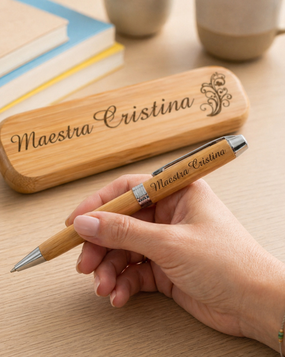 penna in legno con nome maestra personalizzata decoro floreale