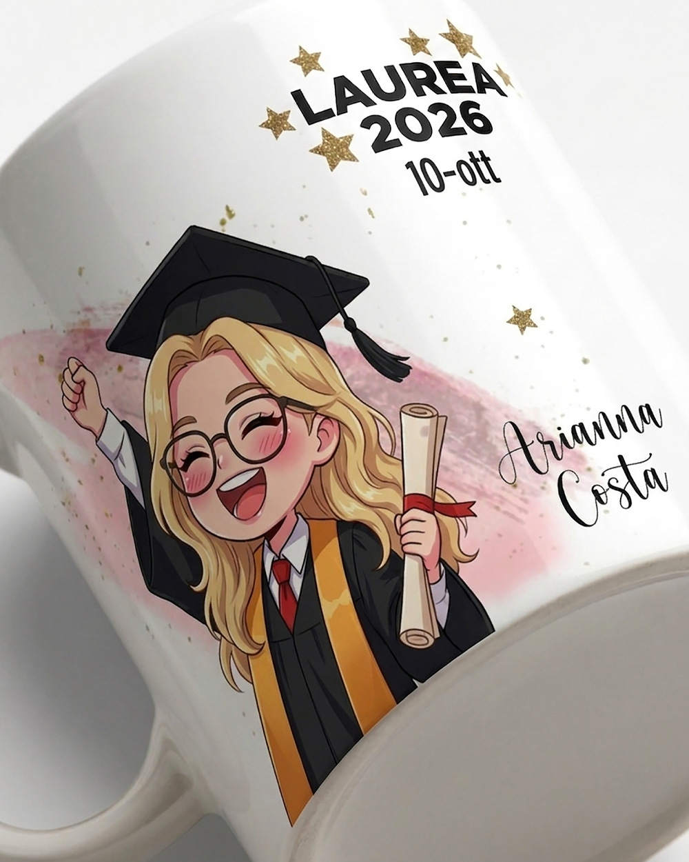 Tazza personalizzata laurea ragazza con avatar cartoon bionda con occhiali, pergamena e tocco