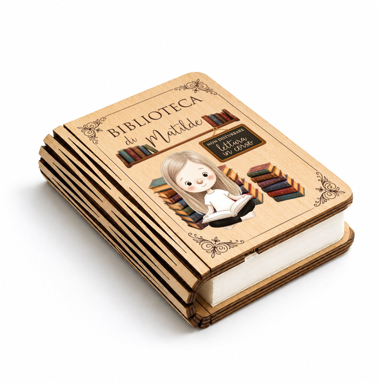 Lampada a libro in legno personalizzata Biblioteca di Alice tenuta tra le mani - avatar illustrato dalla foto e nome del bambino - Olallà