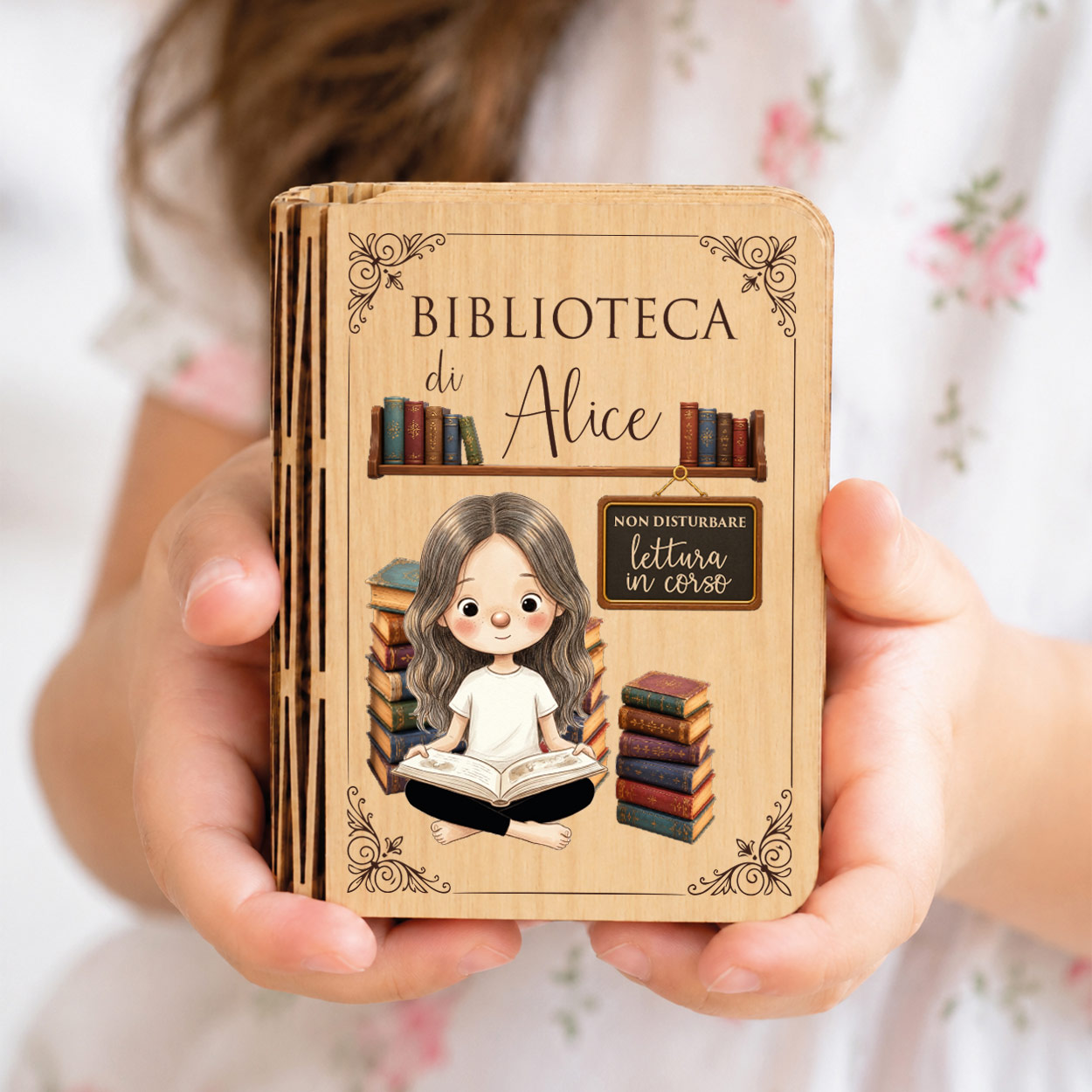 Lampada libro in legno chiusa Biblioteca di Matilde con ritratto della bambina dalla foto - regalo personalizzato per bambini amanti della lettura - Olallà