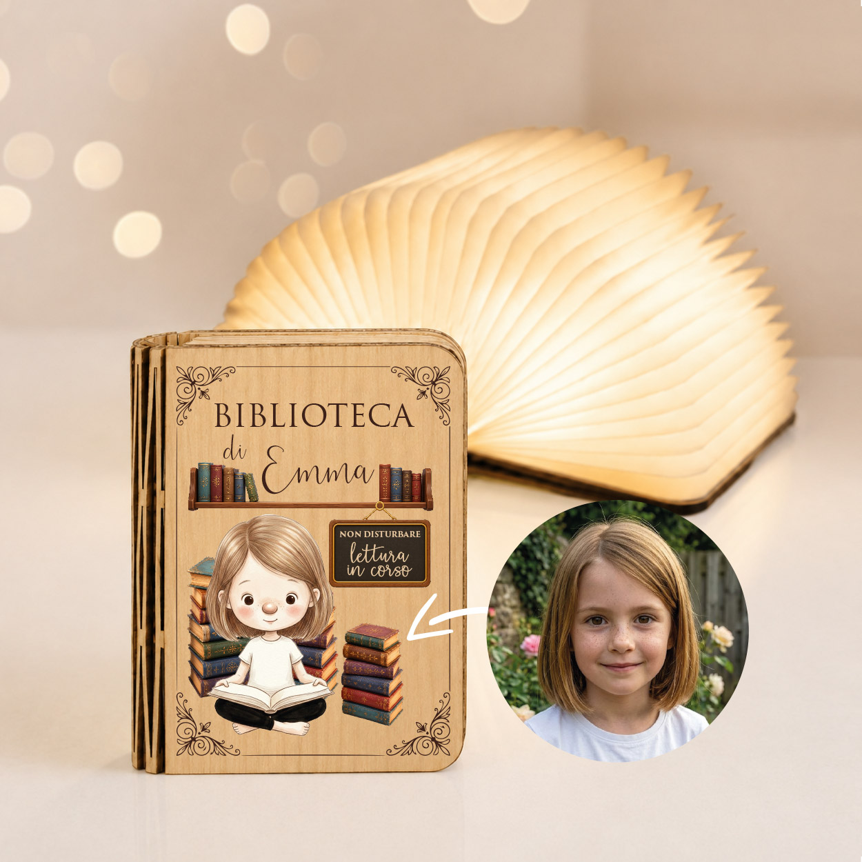 Lampada libro personalizzata Biblioteca di Emma con ritratto della bambina dalla foto e luce calda accesa - idea regalo bambini amanti dei libri Olallà