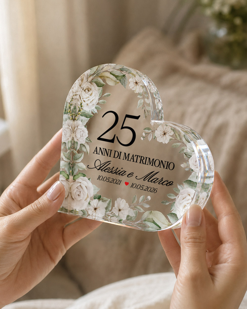 Cuore in plexiglass anniversario personalizzato con nomi e date tenuto in mano