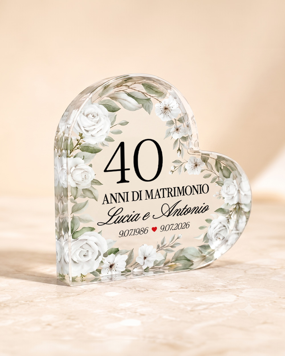 Cuore in plexiglass 40 anni di matrimonio personalizzato con nomi e data fiori bianchi