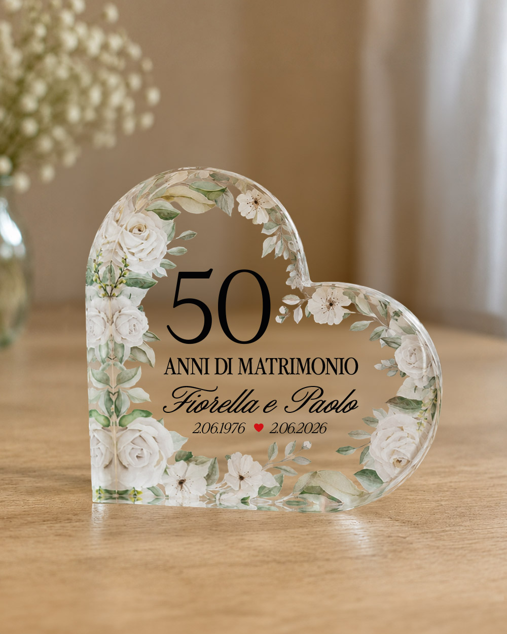 Cuore in plexiglass personalizzato 50 anni di matrimonio con nomi e date e fiori bianchi