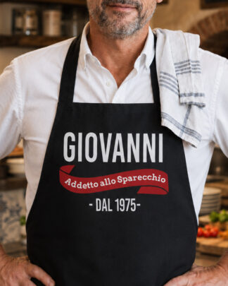 Grembiule da Cucina Simpatico "Addetto a... " Personalizzato con Nome e Anno - Idea Regalo Uomo Divertente