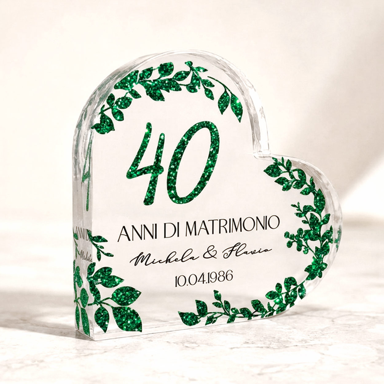 Dettaglio grafica glitterata cuore plexiglass personalizzato con nomi data e anni di matrimonio