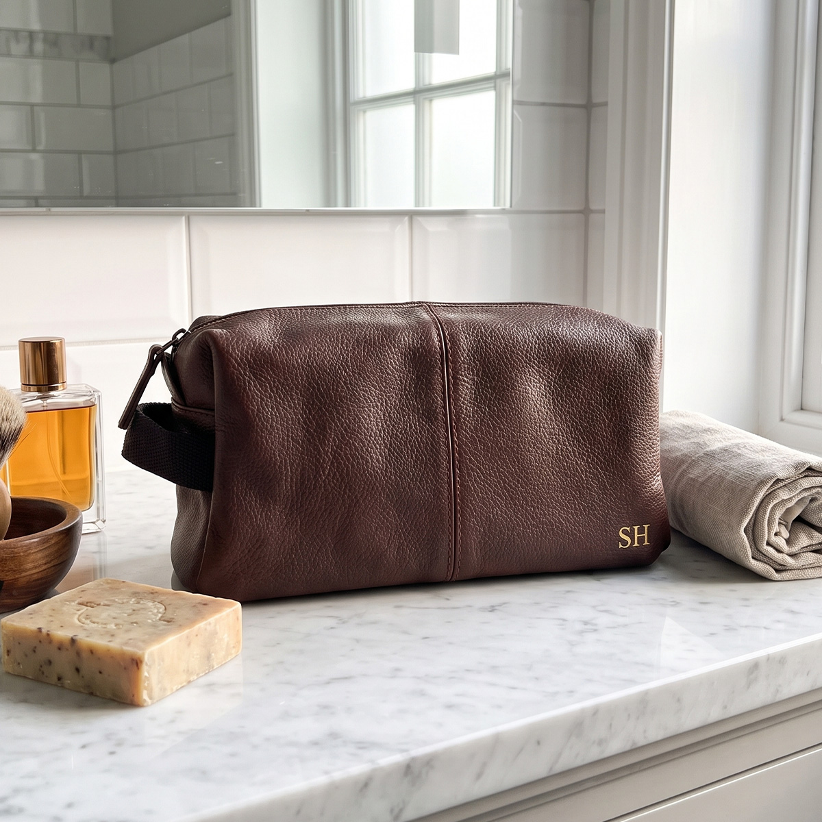 Trousse beauty case uomo personalizzata con iniziali in ecopelle marrone